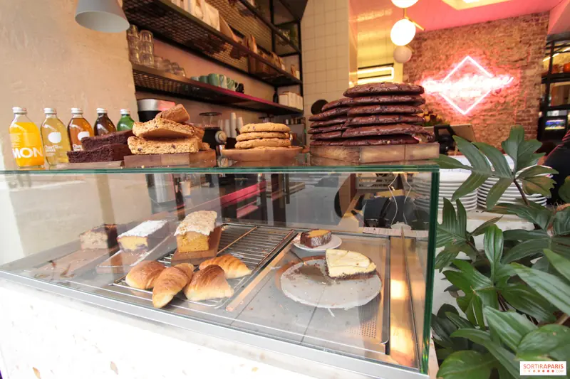La vitrine du comptoir avec viennoiseries et pâtisseries