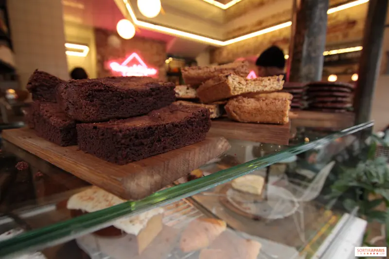 Brownies et cakes maison sur le comptoir, sous le néon