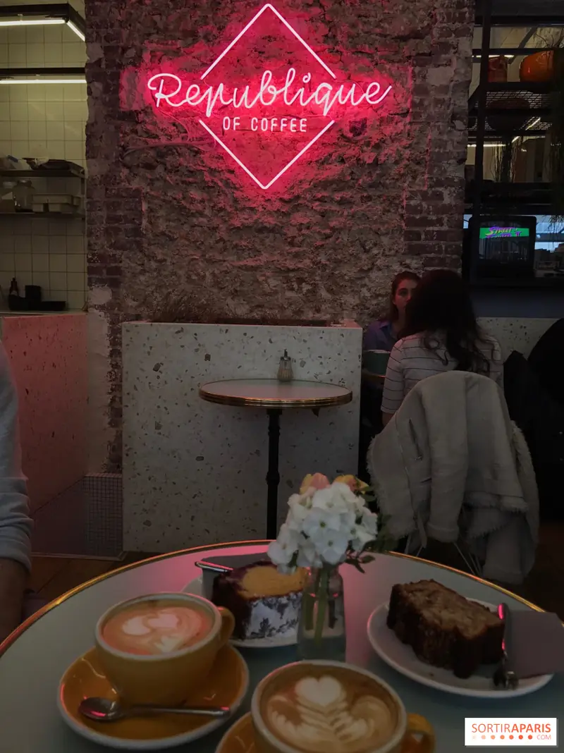 Le néon « Republique of coffee » sur le mur de briques